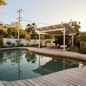  Holiday home Tugun Retreat - 5brm With Pool!